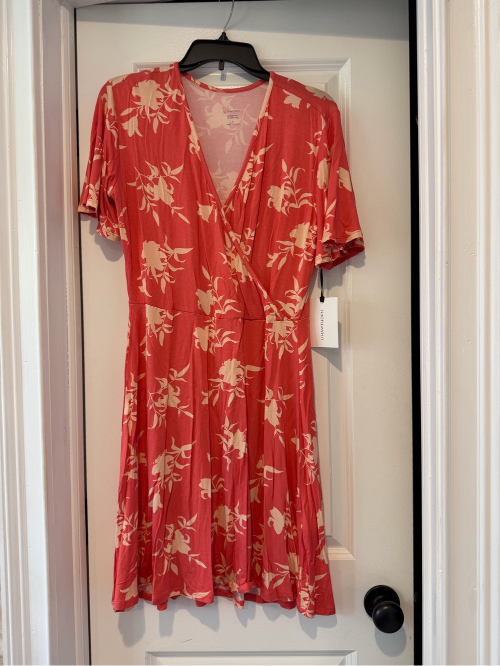 41 Hawthorne Floral flutter Sleeve Dress in Coral and Cream - Size Large
